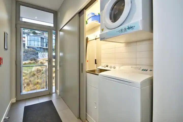 Luxury Lakeview 2 Bedroom Apartment Queenstown Bagian luar foto