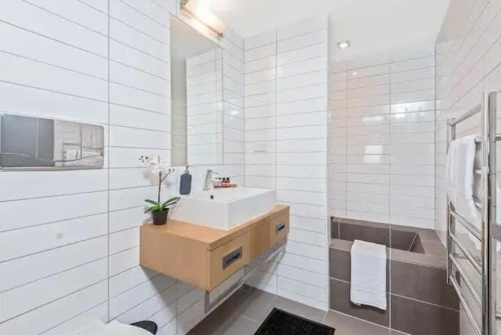Luxury Lakeview 2 Bedroom Apartment Queenstown Bagian luar foto