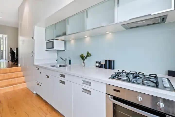 Luxury Lakeview 2 Bedroom Apartment Queenstown Bagian luar foto